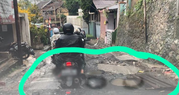 Jalan rusak dan berlubang di Jalan Jajaway, Bandung, Kamis 3 November 2021