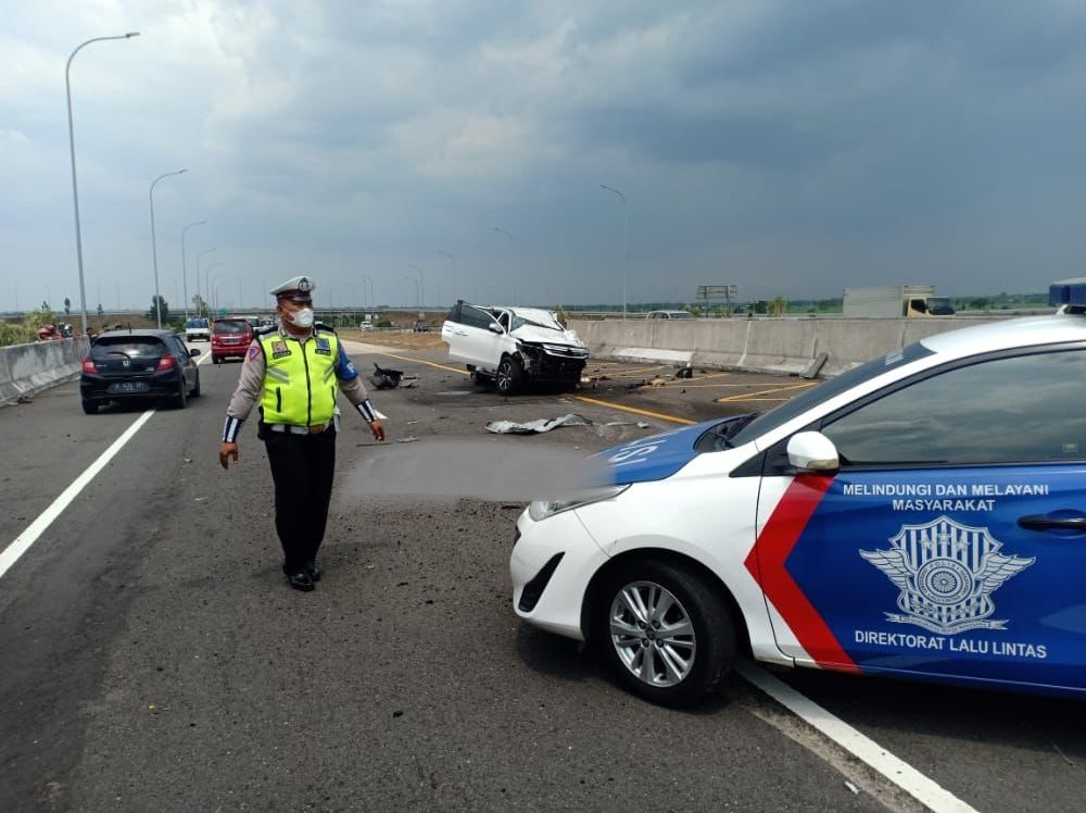 Jalan Tol Nganjuk macet akibat kecelakaan Vanessa Angel