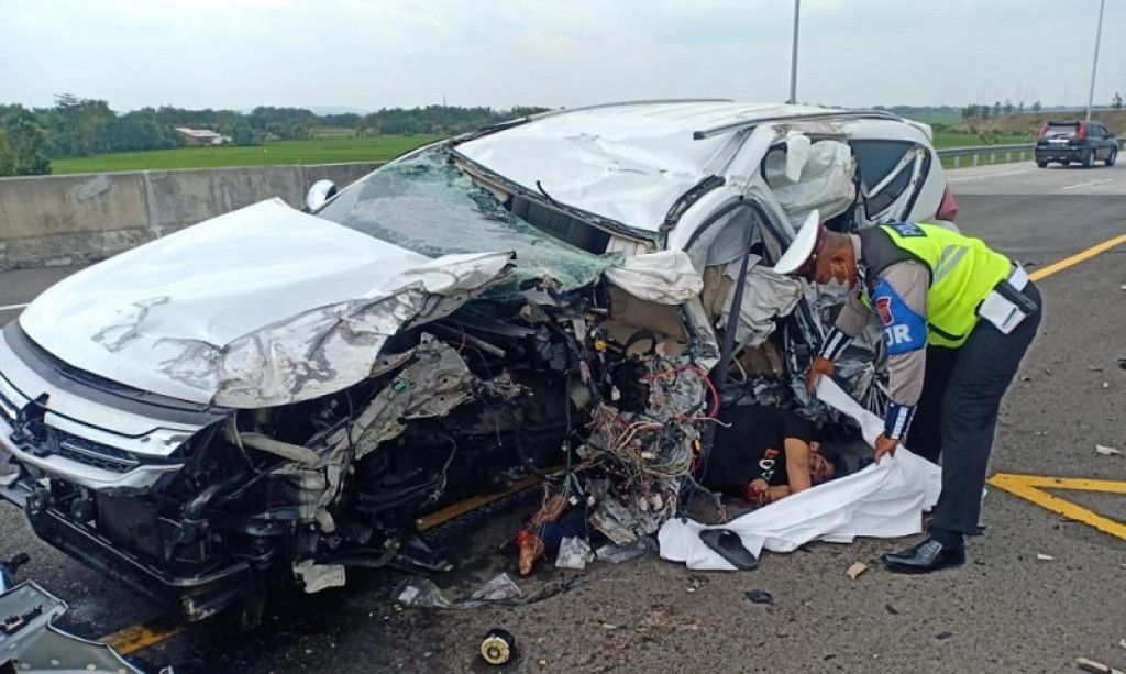 Apa sesungguhnya kesalahan sopir Bibi Ardiansyah yang mengemudikan mobil Pajero Sport B 1624 BJU sehingga kecelakaan di Tol Nganjuk bisa berujung maut, bahkan Vanessa Angel sampai terlempar makin terkuak.