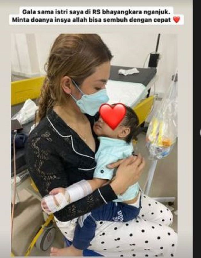 Istri Tom Liwafa bersama Crazy Rich Surabaya Tom Liwafa menyampaikan kondisi terkini anak Vanessa Angel, Gala Sky Andriansyah.