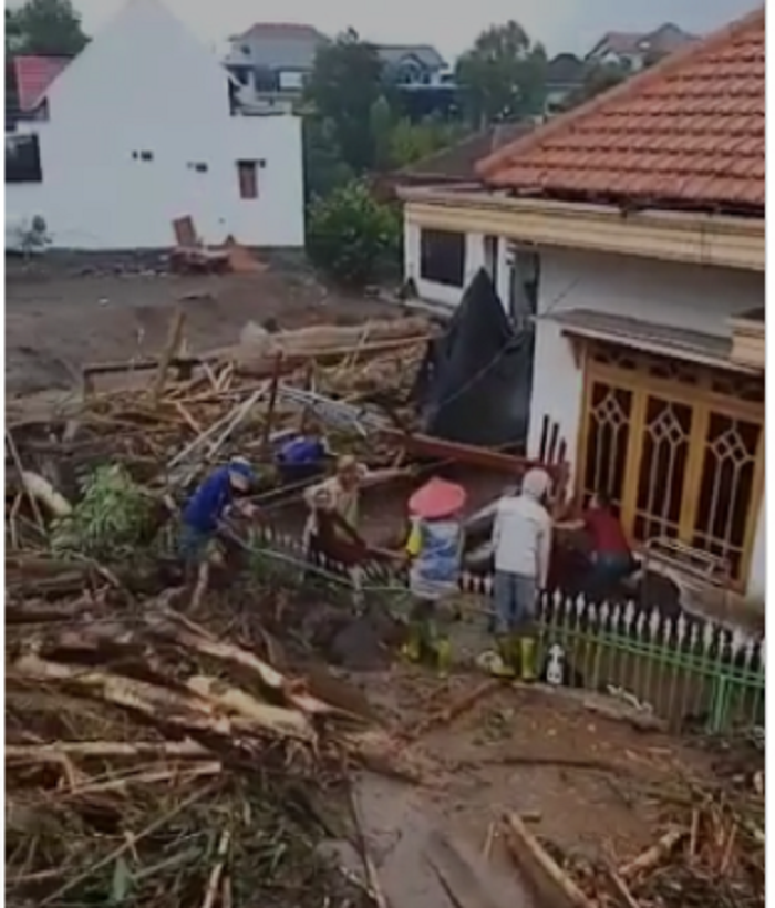 Banjir Bandang di Kota Batu 4 November 2021, Diperkirakan 15 orang Hilang