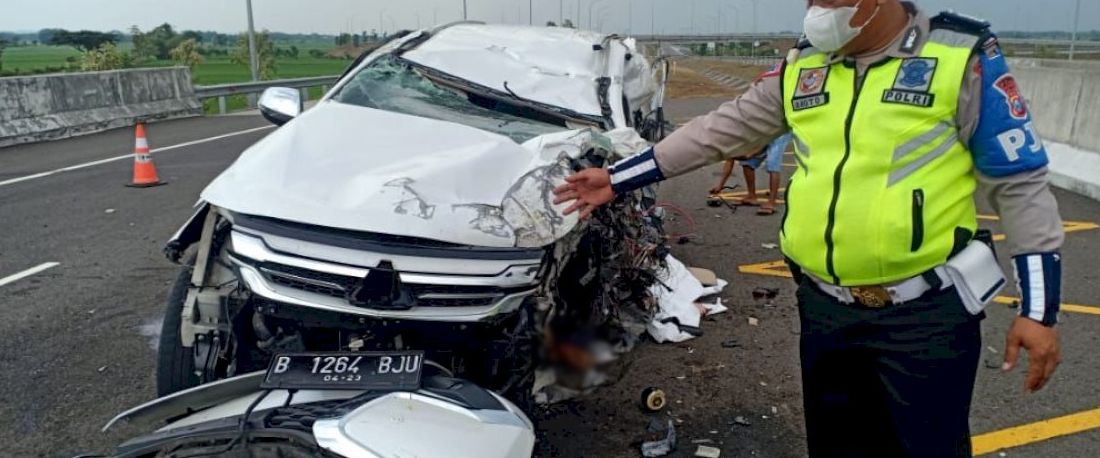 Mobil vanessa tabrakan