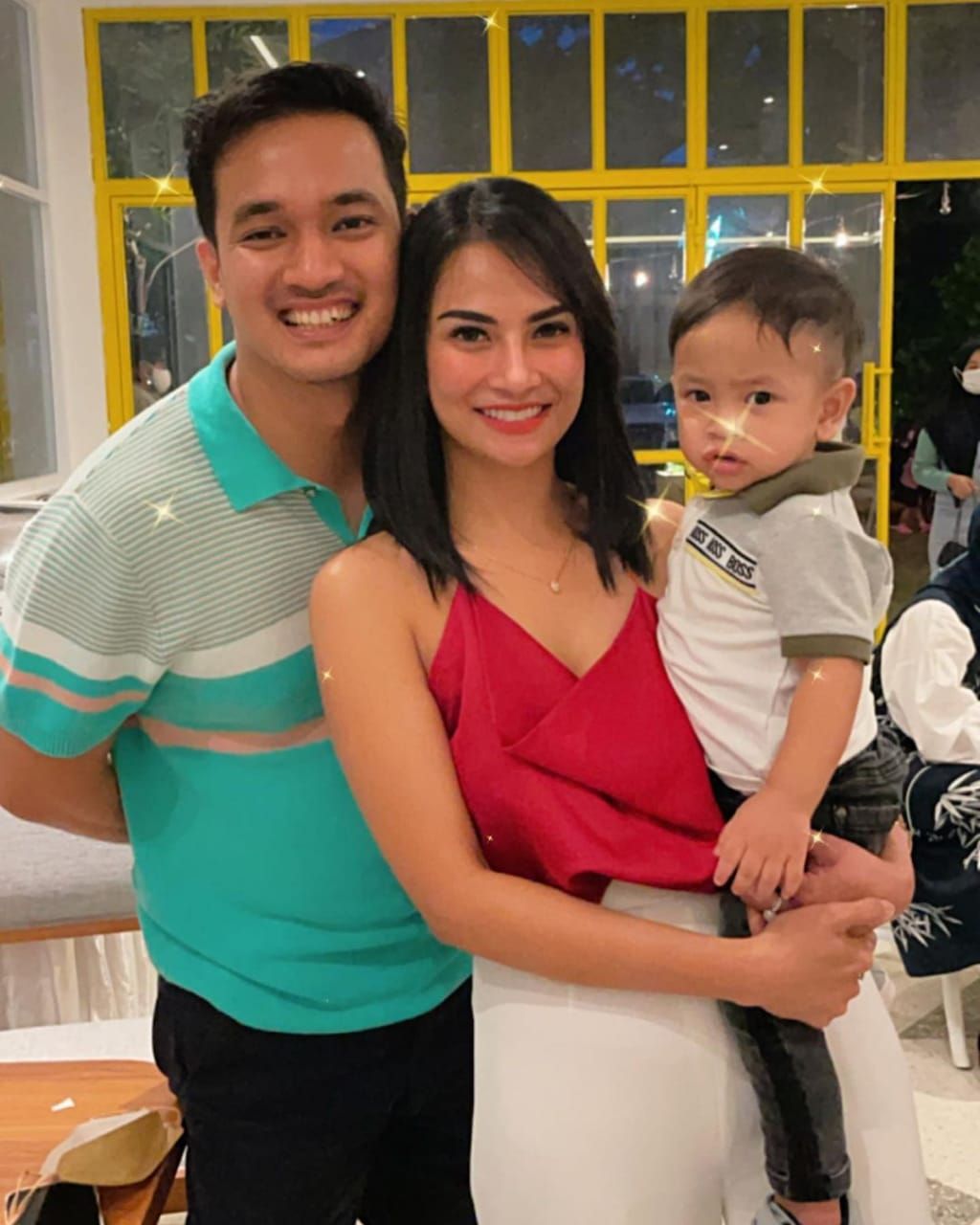 Foto bersama Vanessa Angel, sang suami Bibi Andriansyah, dan sang anak Gala Sky Andriansyah