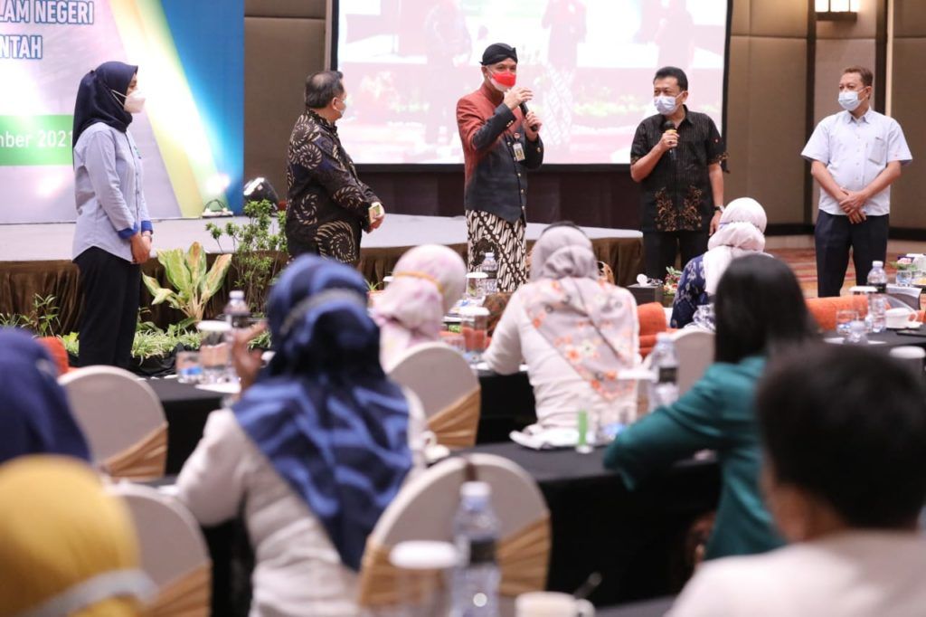 Gubernur Ganjar pada acara Sosialisasi Program P3DN (Peningkatan Penggunaan Produk Dalam Negeri) pada pengadaan barang dan jasa pemerintah di Hotel Gumaya, Semarang, Kamis (4/11/2021).