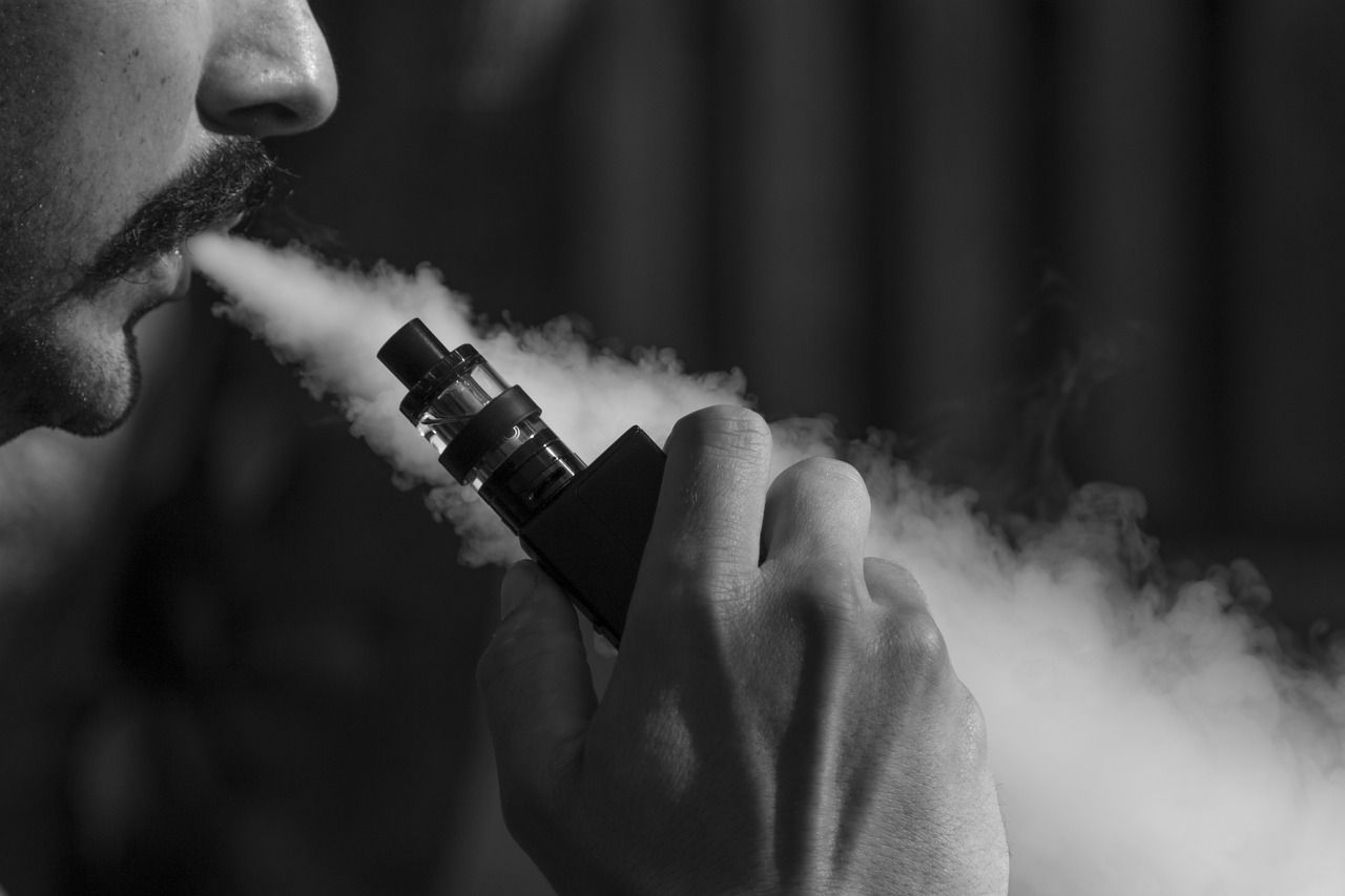 Bahaya Mana Rokok Konvensional Atau Vape? Berikut Penjelasan Para ...