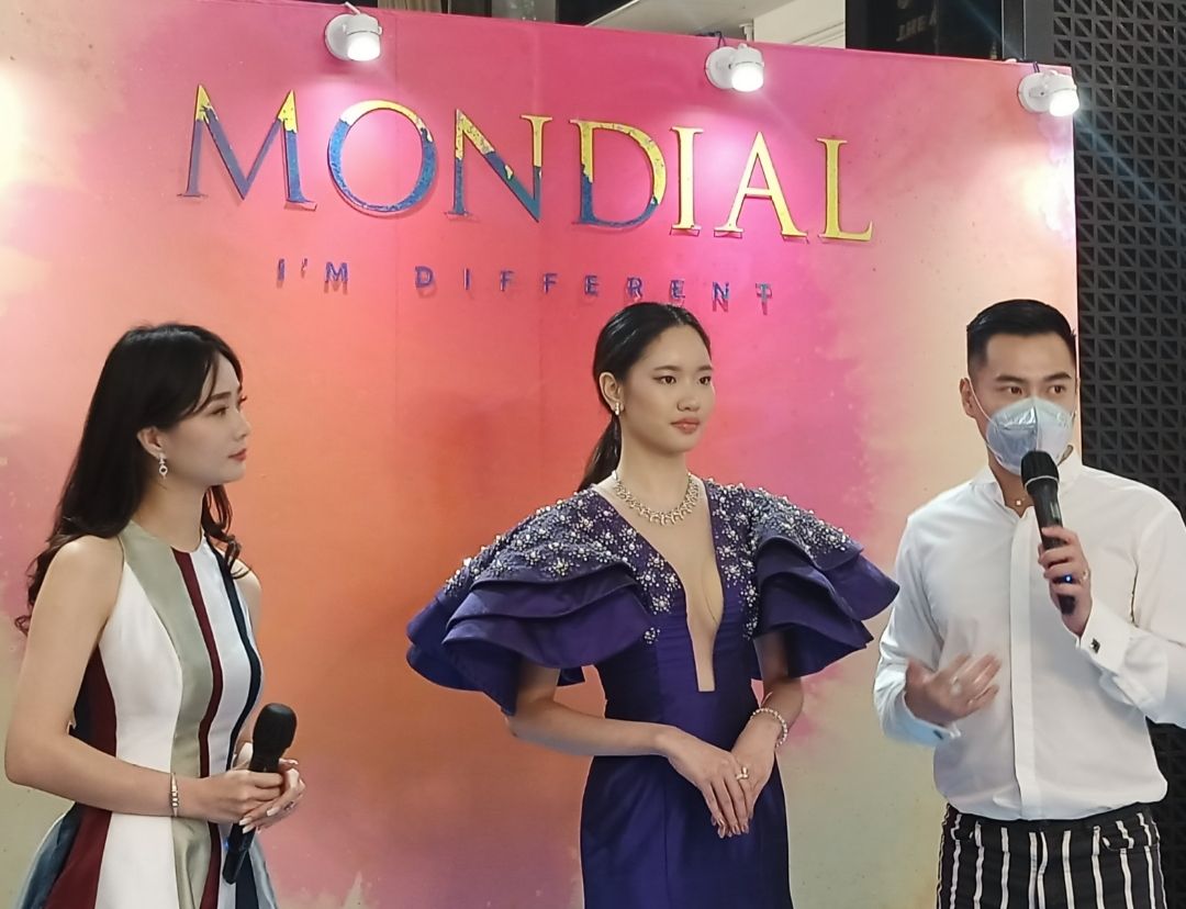 Desainer Xiao Fen (kiri), Model dan Leslie Christian Saputra General Manager MONDIAL.