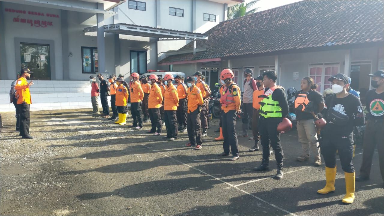 Tim SAR gabungan mulai melakukan pencarian terhadap warga yang diduga tenggelam di Sungai Lingga, Desa Limpakuwus, Sumbang, Banyumas, 5 Nopember 2021. / Basarnas Cilacap