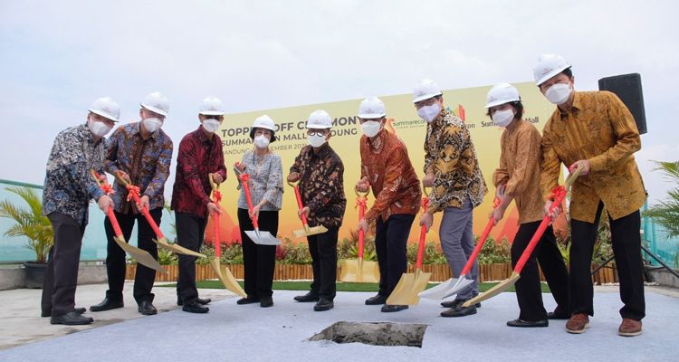 Summarecon lakukan seremoni Topping Off Summarecon Mall Bandung pada Jumat, 5 November 2021, yang dihadiri oleh jajaran Direksi PT Summarecon Agung Tbk, kontraktor, supplier, dan para tamu undangan