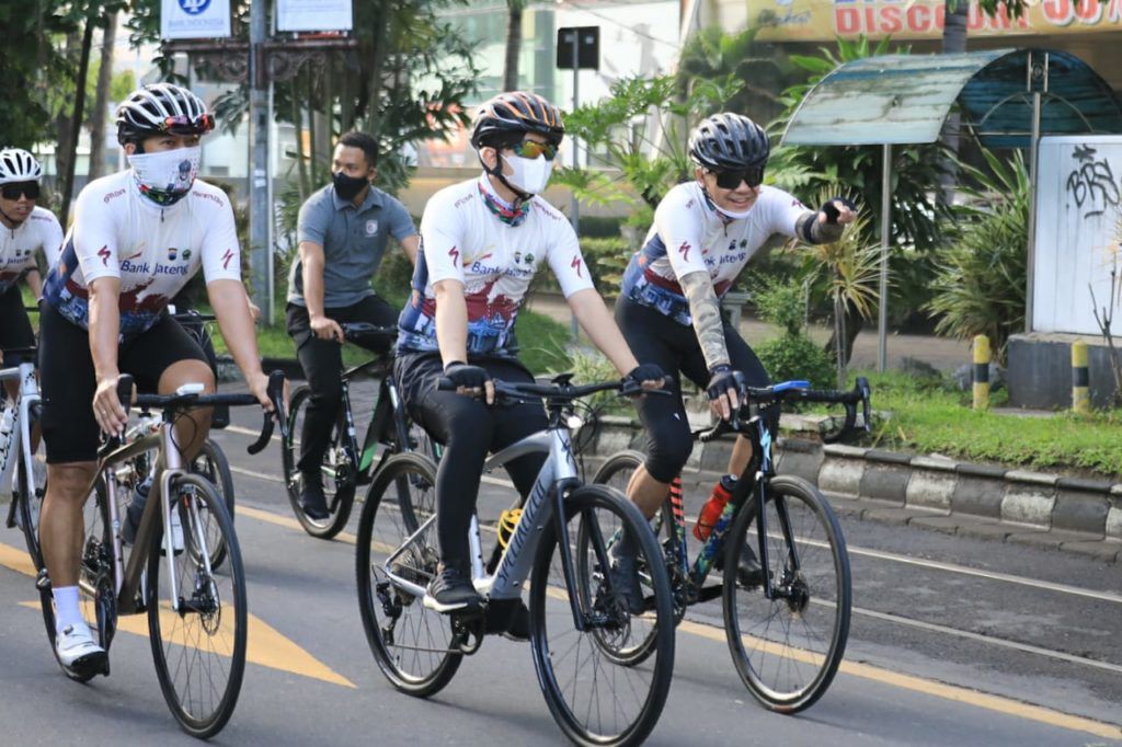 Gubernur Ganjar dan Walikota Gibran memeriahkan Tour de Borobudur 