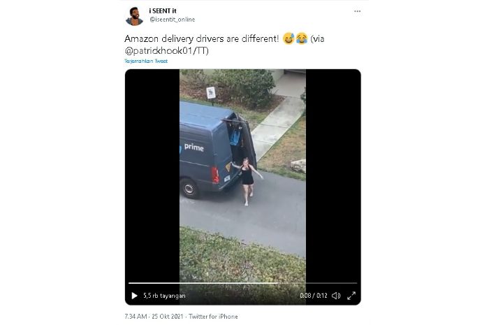 Tangkapan layar video yang memperlihatkan kurir pengantaran barang Amazon yang membiarkan seorang wanita masuk ke dalam mobilnya.