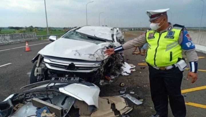 Petugas polisi lalu lintas menunjukkan mobil yang ditumpangi Vanessa Angel dan suaminya, yang mengalami kecelakan di jalan tol Jombang, Jatim, Kamis (04/11-2021).