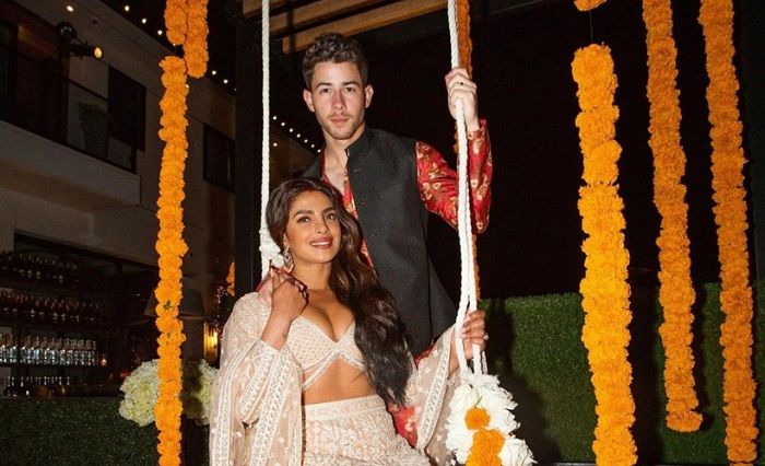 Priyanka Chopra dan Nick Jonas merayakan Diwali bersama dengan pesta besar-besaran di rumah baru mereka.*  