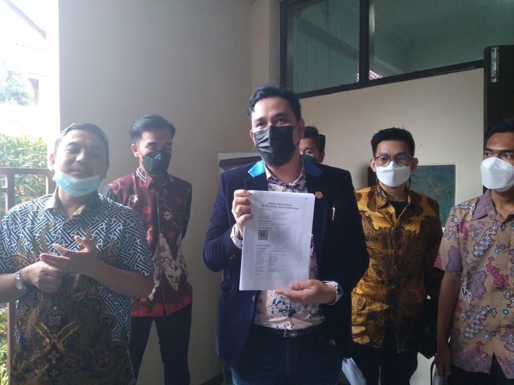 penasehat tersangka pinjol ilegal memperlihatkan bukti bukti kepada wartawan usai mengikuti sidang praperadilan di PN Bandung