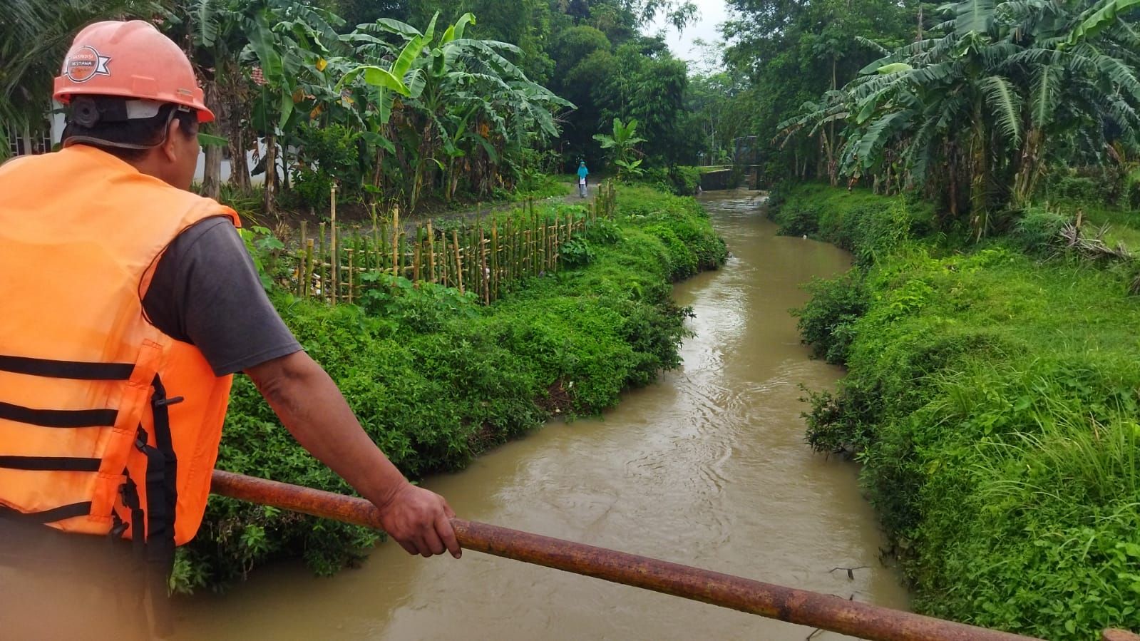 Basarnas Cilacap terjunkan satu regu untuk mencari warga yang diduga tenggelam di aliran Sungai Desa Banjareja, Kec.Kwarasan, Kebumen, 8 Nopember 2021. / Basarnas Cilacap