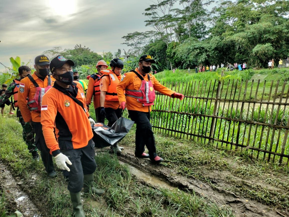 Tim SAR gabungan temukan warga yang tenggelam di Aliran Sungai Gombong, Desa Banjareja, Kecamatan Kuwarasan, Kebumen, 8 Nopember 2021. / Basarnas Cilacap