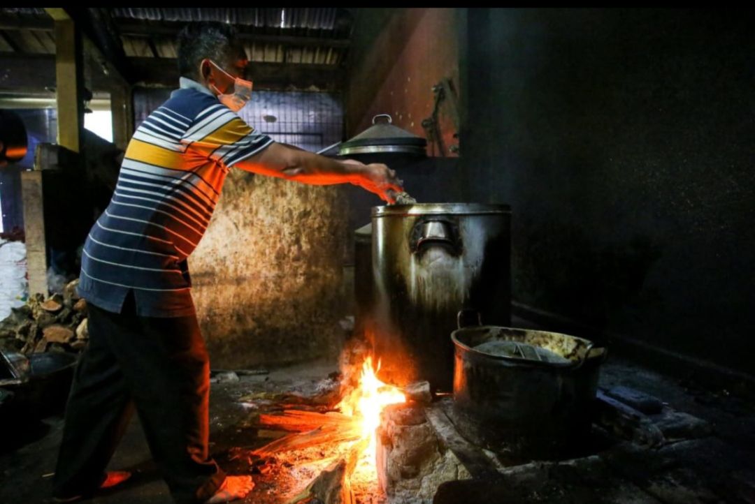 Cara masak yang unik membuat nasi grombyang sebagai Warisan Budaya Tak Benda (WBTB) oleh Kementerian Pendidikan dan Kebudayaan RI