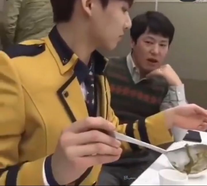 Jungkook tengah makan bersama ayah