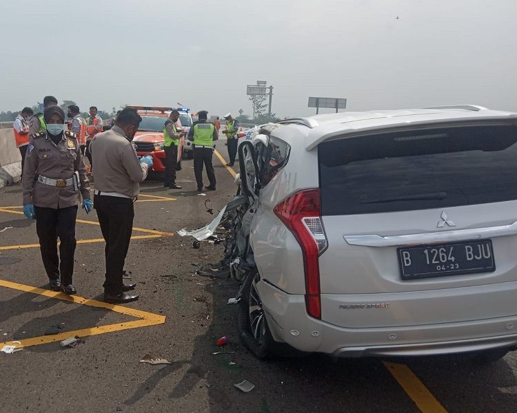 Mobil Pajero yang ditumpangi mendiang Vanessa Angel dan suaminya. Berbagai pertanyaan muncul, tentang kenapa tubuh mendiang Vanessa Angel bisa terlempar dari dalam mobil.  Kondisi mobil 