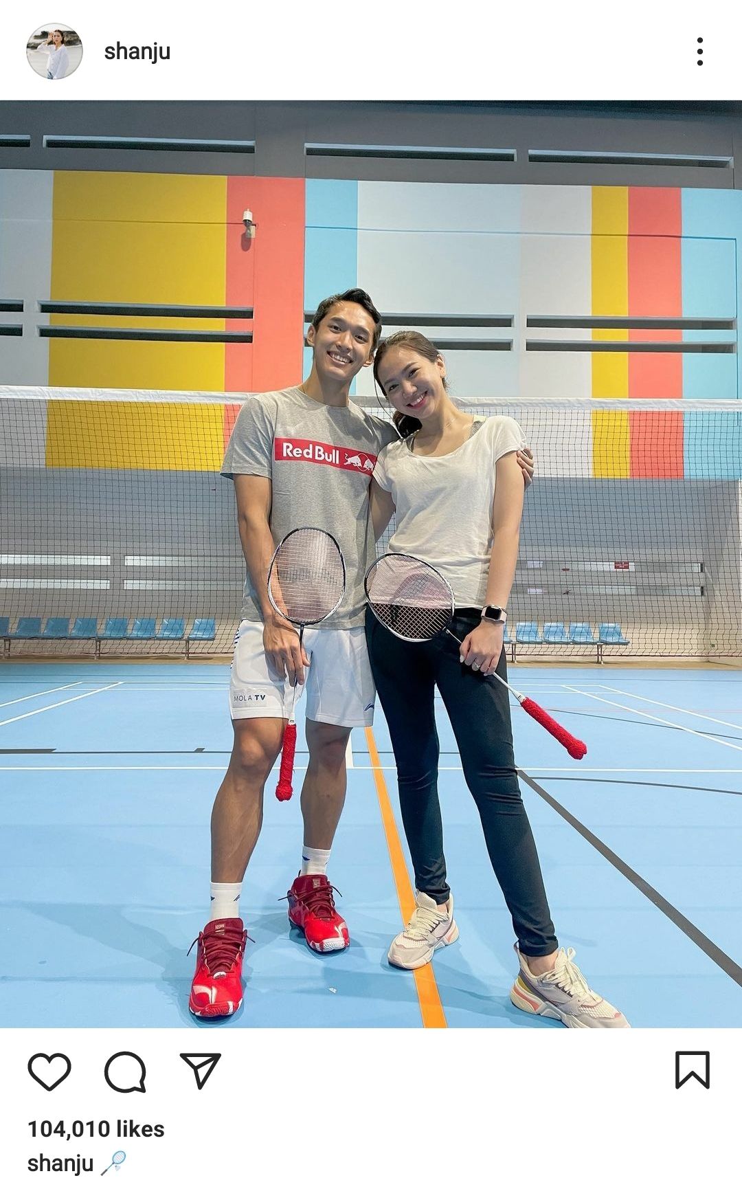 Foto Jonatan Christie dan Shanju saat latihan badminton bersama. 
