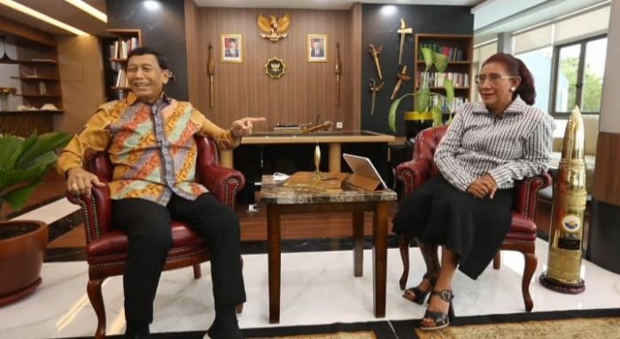 Mantan Menteri Kelautan Susi Pudjiastuti bergaya menjadi seorang wartawan yang tengah mewawancarai Wiranto