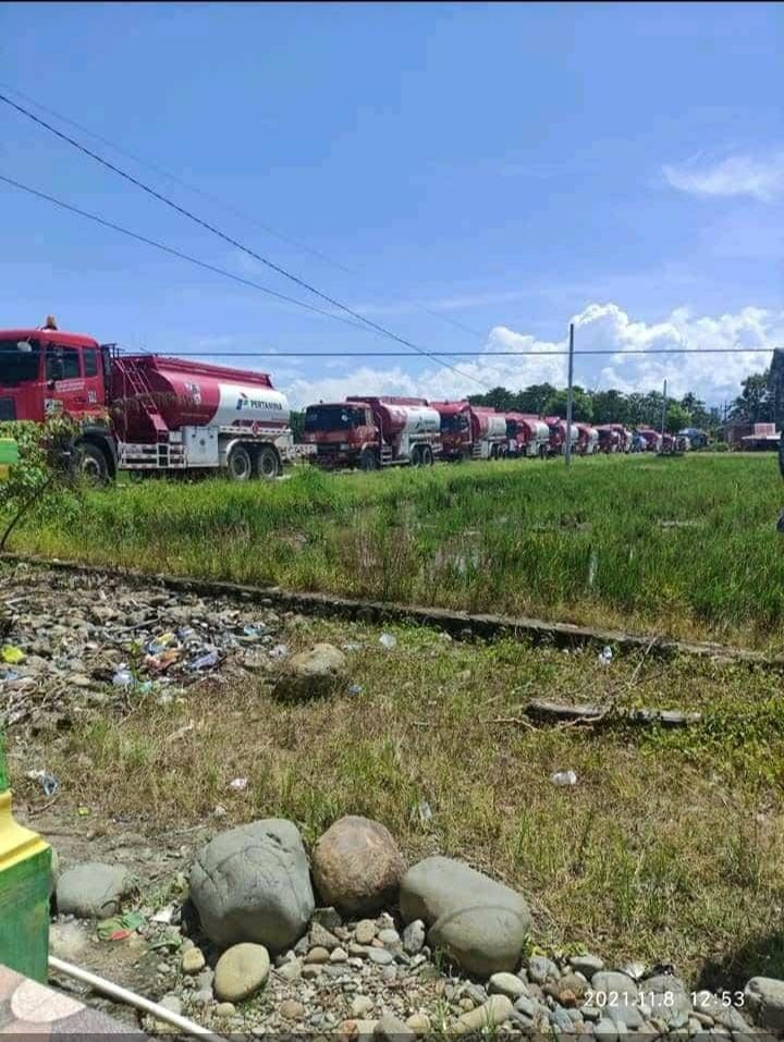 Potret mobil Pertamina yang antri karena hanya ada satu jalur alternatif penghubung kota Palopo dan kabupaten Luwu.