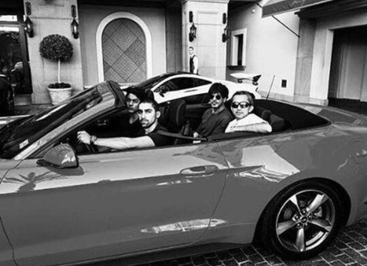 Shah Rukh Khan, Aryan, bersama beberapa rekannya menaiki mobil mewah