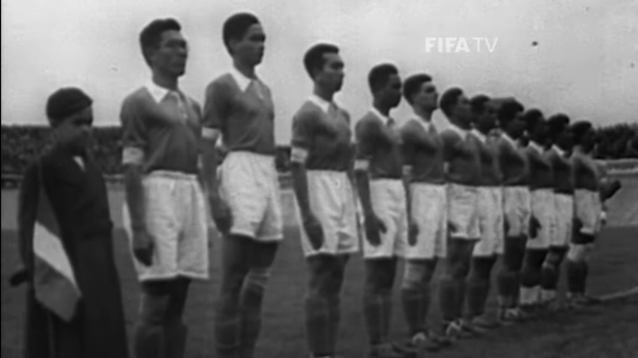 Para pemain Timnas Indonesia yang dulu bernama Hindia Belanda melawan Hongaria pada debutnya di Piala Dunia 1938.