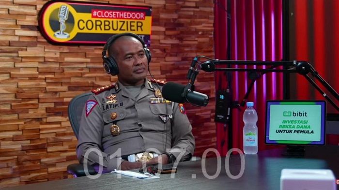 Direktur Lalu Lintas Polda Jawa Timur, Kombes Pol Latif Usman, dalam podcast milik Deddy Corbuzier, terkait kecelakaan maut yang menimpa Vanessa Angel dan Bibi Ardiansyah