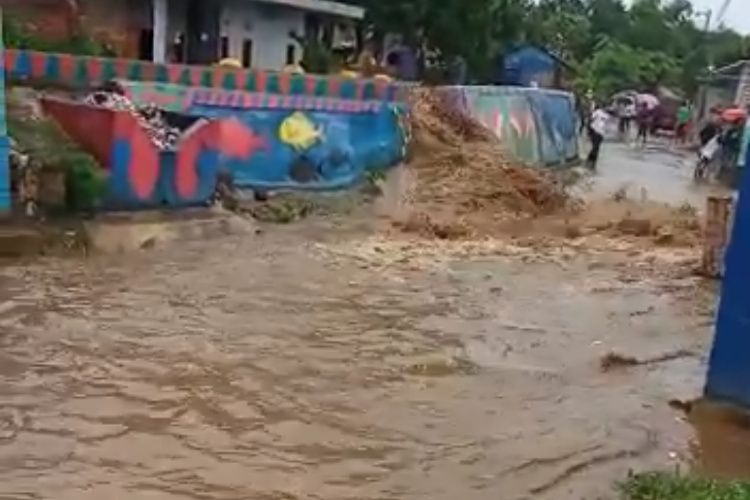 Curah Hujan Tinggi, Tanggul Sungai Cisunggalah, Solokanjeruk Bandung, Jebol