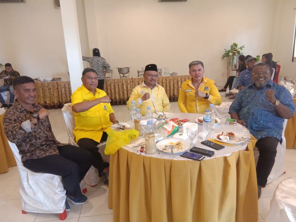 Foto Bersama Ketua DPD Partai Golkar Drs. Agrapinus Rumatora. bersama Politis Senior Maluku Tenggara Ir. Petrus Beruatwarin.