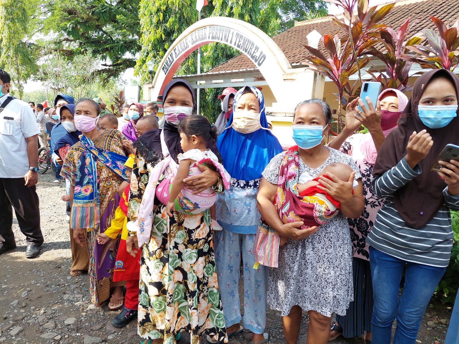 Warga Desa Temurejo Blora langsung heboh saat Gubernur Jawa Tengah, Ganjar Pranowo tiba di desa itu, Rabu 10 November 2021.