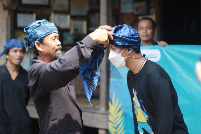 Peserta Familiar Trip disambut kokolot Masyarakat Adat Baduy Luar di Kampung Kadu Ketug, Desa Kanekes, Kecamatan Leuwidamar, Kabupaten Lebak.