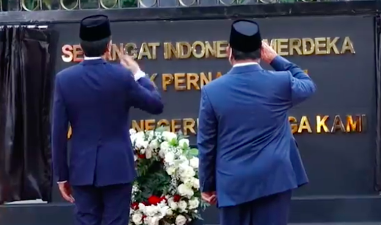 Momen Jokowi dan Prabowo hormat kepada patung Bung Karno saat meresmikan Tugu Api di hari pahlawan 10 November 2021.