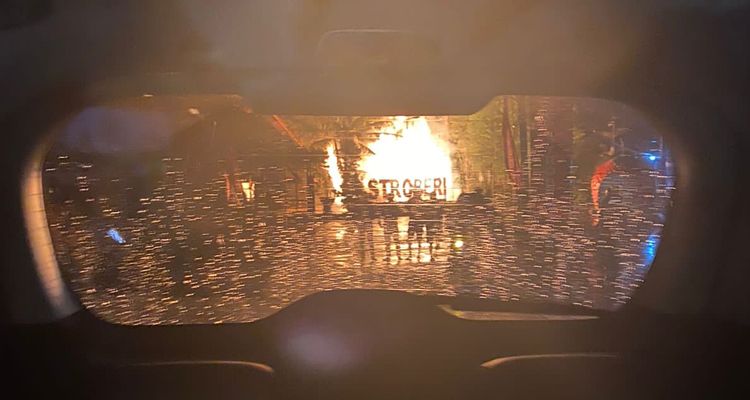 Kebakaran hebat melanda Rumah Makan Asep Stroberi Garut, Rabu 10 November 2021