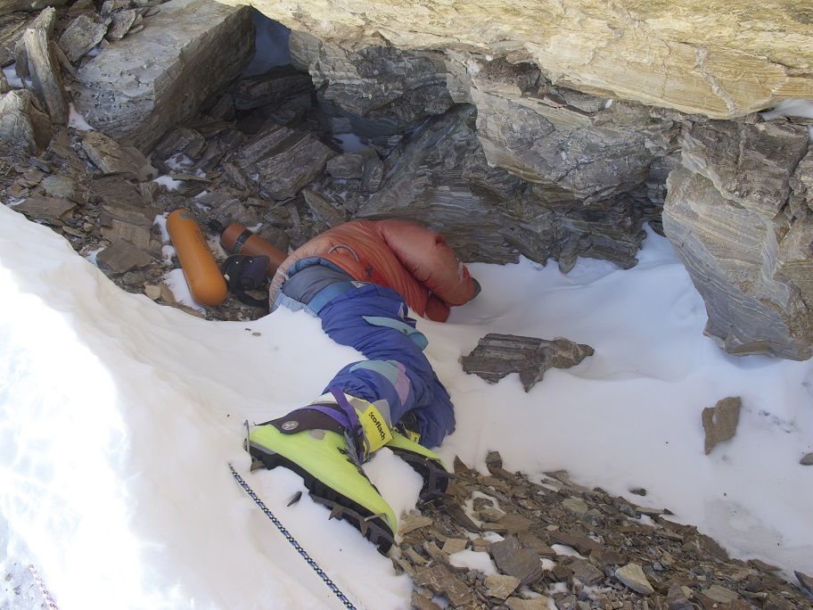 Jasad dari seorang laki-laki berusai 28 tahun bernama Tsewang Paljor atau dijuluki 'green boots' karena sepatunya yang hijau.  Tsewang Paljor adalah seorang polisi perbatasan India-Tibet yang meninggal pada 10 Mei 1996 dan hingga kini mayatnya bisa dilihat setiap pendaki di Gunung Everest