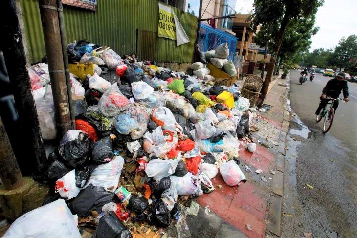 Tumpukan sampah domestik yang dihasilkan rumah tangga di Jalan Kopo Panjunan  selalu terjadi akibat sampah tidak dikelola  dengan baik oleh warga maupun pengurus kewilayahan setempat.