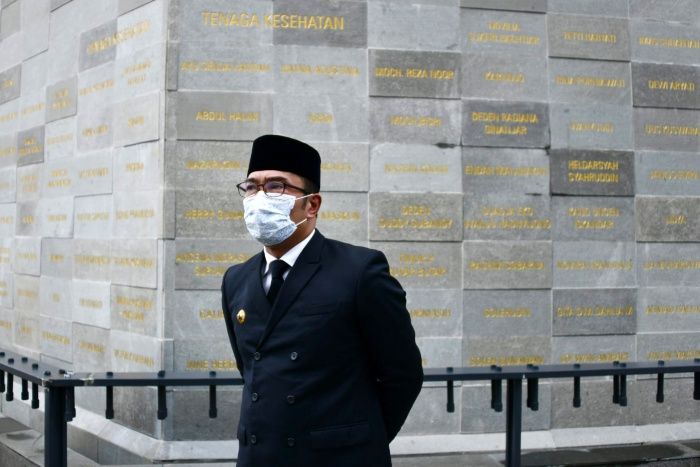 Gubernur Jabar Ridwan Kamil saat mengunjungi monumen yang didedikasikan untuk mengenang perjuangan melawan pandemi Covid-19 di kawasan Monumen Perjuangan Rakyat, Kota Bandung, Rabu, 10 November 2021.