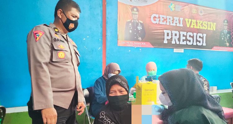 Vaksinasi Covid-19 di Cikancung Kabupaten Bandung dipantau langsung Kabag Ops Polresta Bandung Gandi Jukardi, Sabtu 13 November 2021