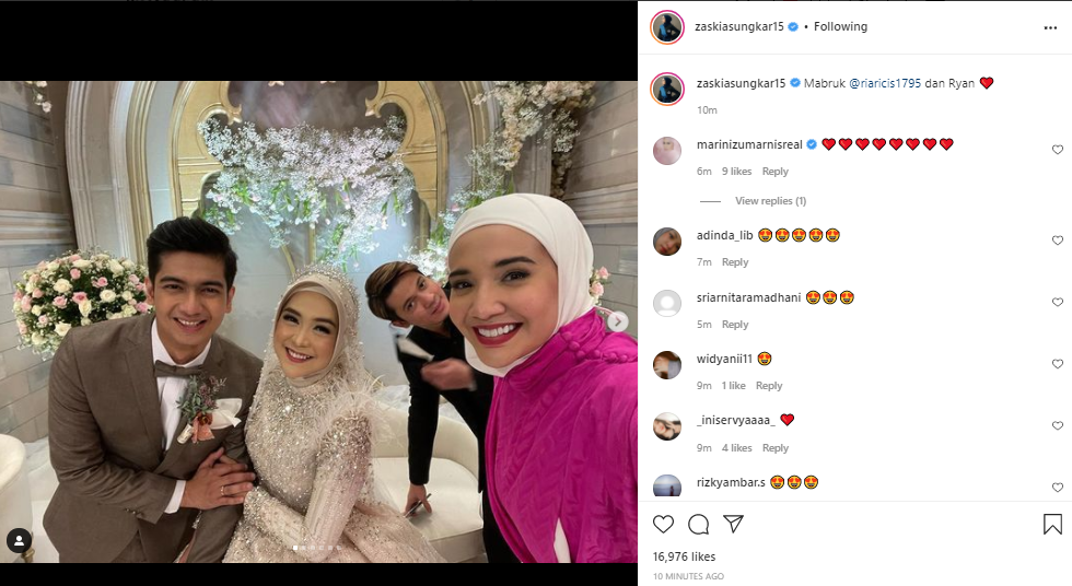 Zaskia Sungkar pun membagikan potret selfienya bersama deretan artis pada acara resepsi pernikahan Ria Ricis dan Teuku Ryan
