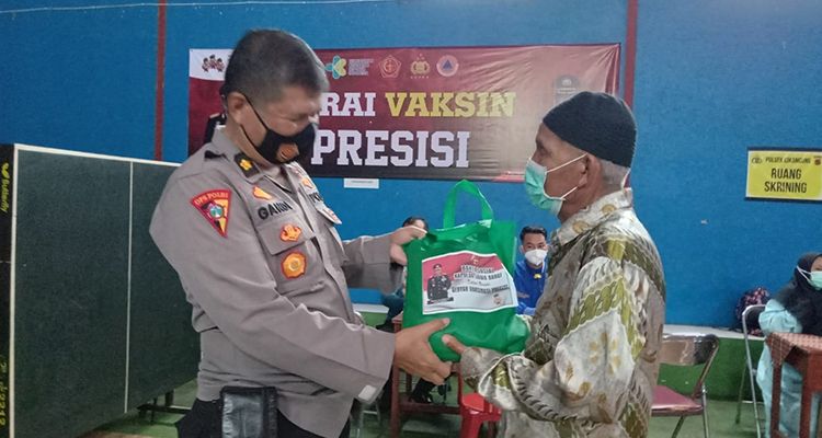 Kabag Ops Polresta Bandung Kompol Gandi Jukardi pantau langsung vaksinasi Covid-19 dan pembagian sembako di Cikancung, Kabupaten Bandung