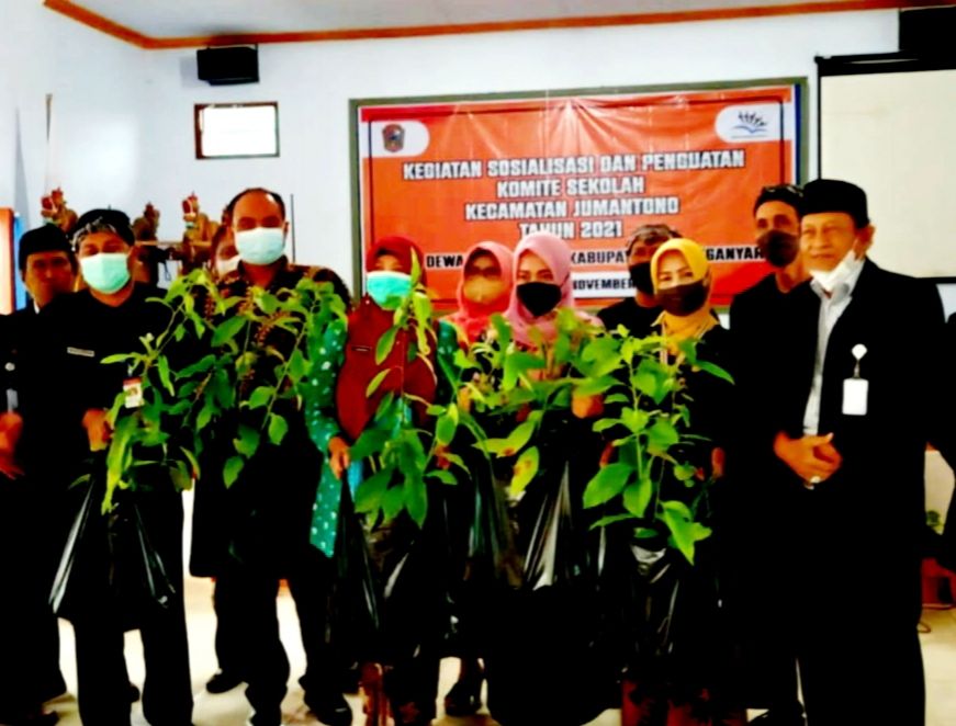 Penyerahan bibit tanaman dari Dewan Pendidikan Karanganyar pada sekolah di Kecamatan Jumantono di sela sosialisasi dan penguatan komite sekolah, baru-baru ini.