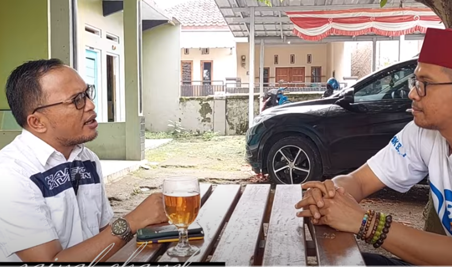 Kusaha hukum dari Yosep, yaitu Rohman Hidayat sedang berbincang dengan Kepala Desa Jalancagak, Indra  Zainal