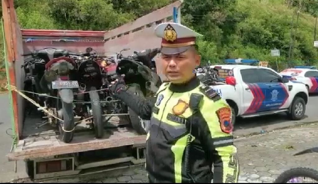Petugas Satlantas Polres Karanganyar memperlihatkan kendaraan yang diamankan dalam razia di Tawangmangu, Minggu (14/11/2021).