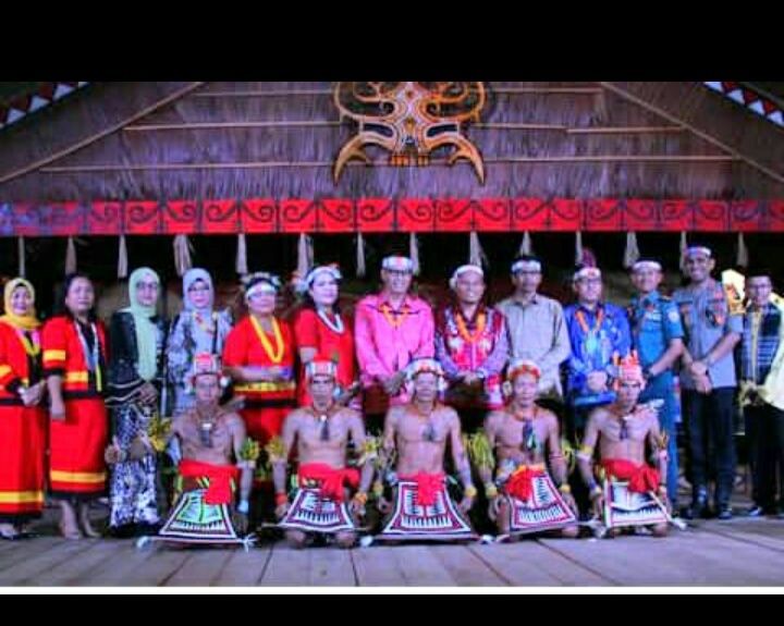 Foto bersama tokoh dan warga Suku Mentawai yang berada di Kepulauan Mentawai barat pulau Sumatera.
