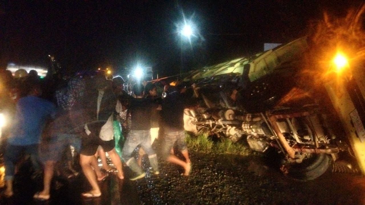 Salah satu mobil truk yang terbalik saat melintas di jalan trans Sulawesi