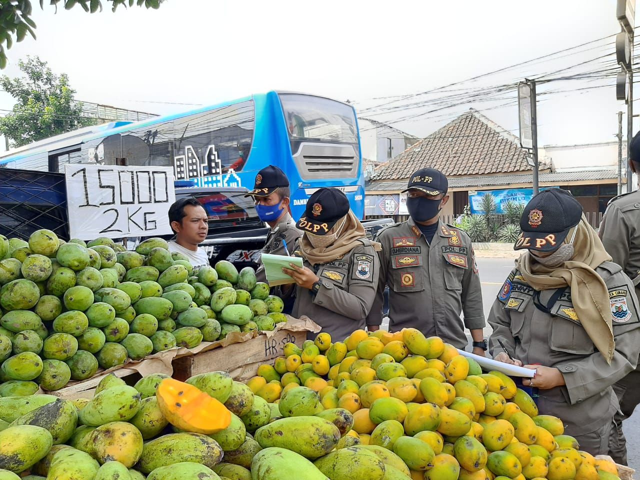 Satuan Polisi Pamong Praja dan Pemadaman Kebakaran (Satpol PP dan Damkar) Kota Cimahi mengingatkan Pedagang Kaki Lima (PKL) untuk tidak berjualan di area zona terlarang, seperti badan jalan dan trotoar.