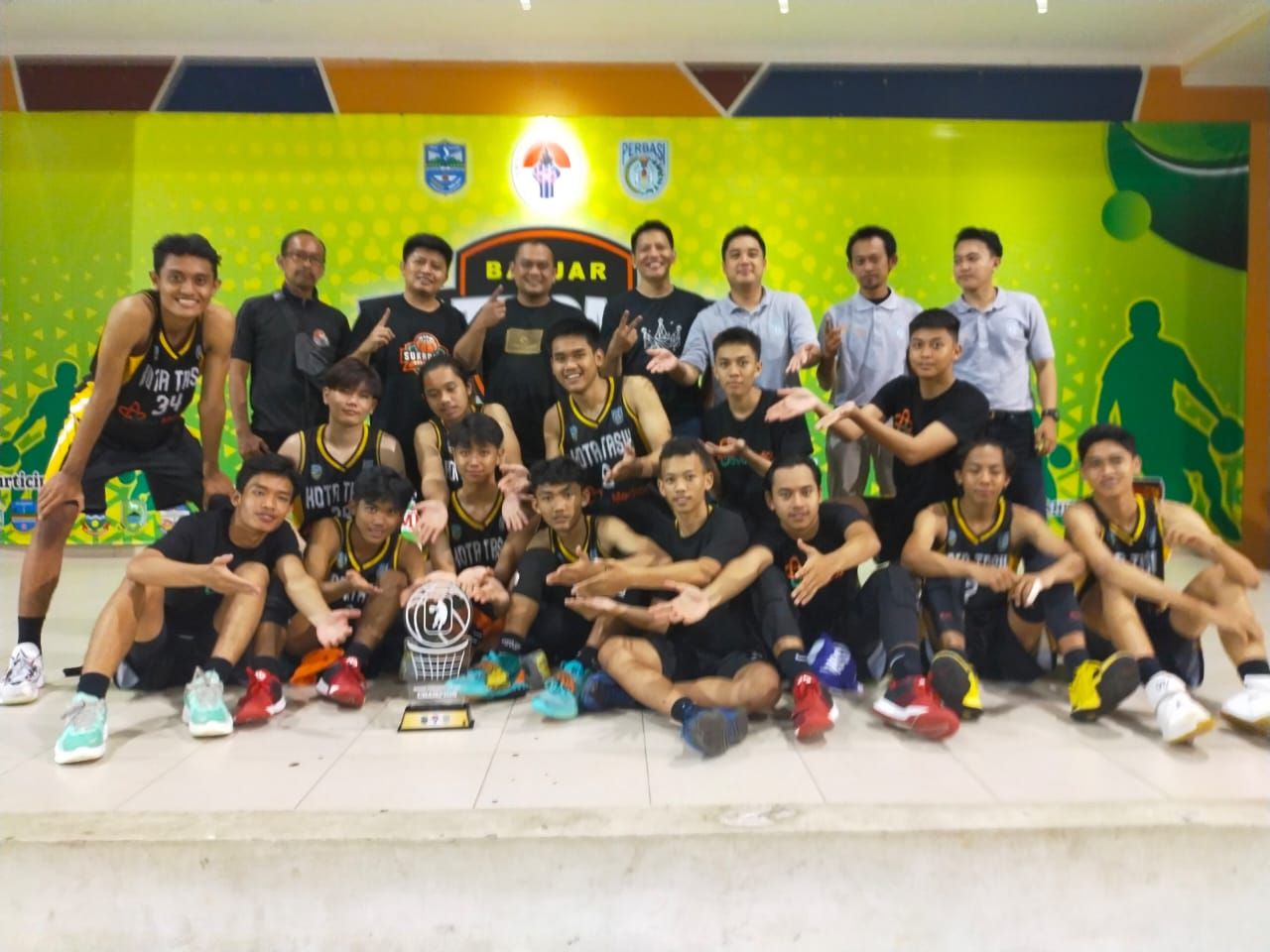 Tim bola basket putra dan putri kelompok umur (KU) 18 Kota Tasik berpoto bersama setelah berhasil menjuarai kejuaraan bola basket Banjar Ptroman CUP 2021 yang diselenggarakan di Gelora Banjar Patroman, Minggu, 14 Nopember 2021.*