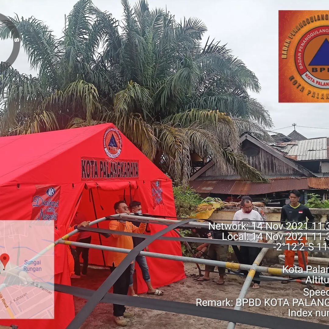 Pemasangan tenda pengungsian oleh BPBD serta relawan