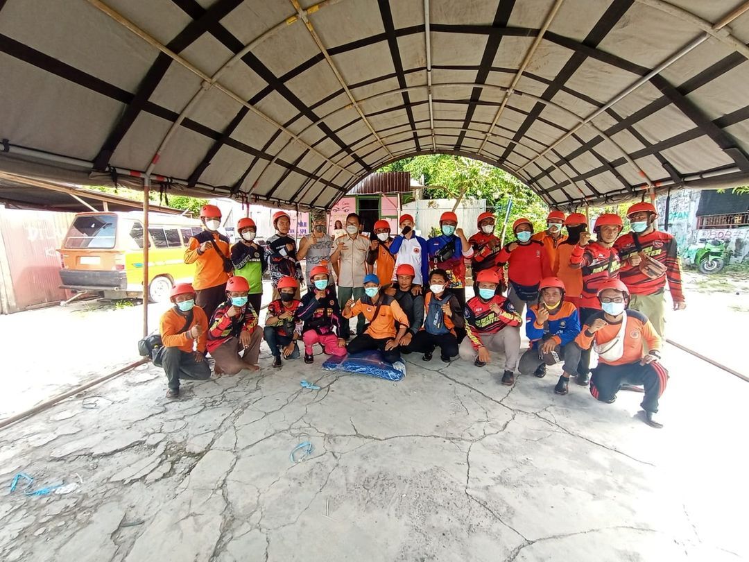 TRC Pusdalops BPBPK Prov. Kalteng bersama Relawan memasang tenda pengusian di  Pasar Kahayan Kota Palangka Raya