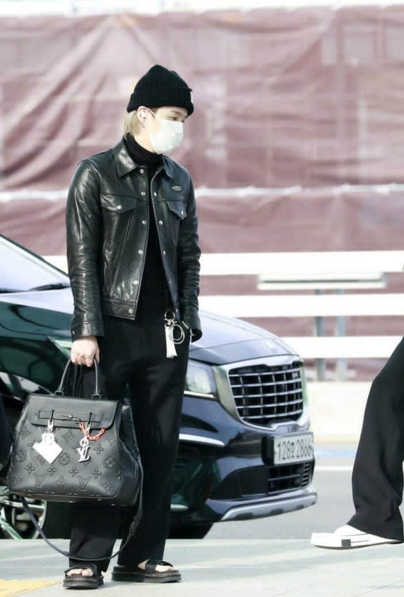 Yuk Intip Perkiraan Harga Outfit Suga BTS Saat di Incheon Airport, Jangan  Kaget Lihat Harga Tasnya